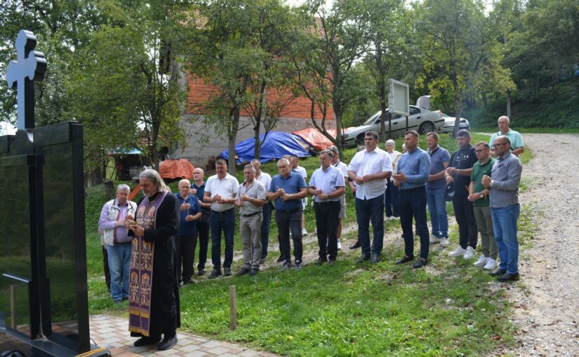 НА МАЈЕВИЦИ У СЕЛУ ЗАВРШЈЕ СЛУЖЕН ПАРАСТОС ПОГИНУЛИМ И УМРЛИМ БОРЦИМА